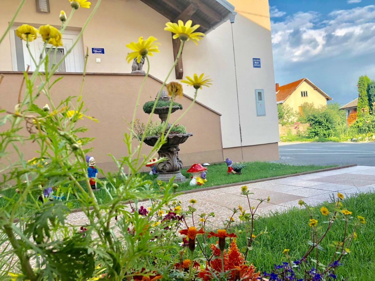 Apartmani "Mimoza" Otočac Exterior foto